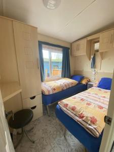 a small bedroom with two beds and a window at Ring Chalet in Brücktal