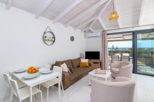 TV a/nebo společenská místnost v ubytování Joy Superior Apartment Sea View