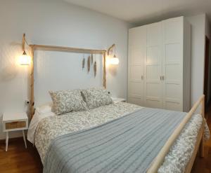 sypialnia z łóżkiem z niebieską kołdrą w obiekcie O meo refuxio w mieście Barreiros