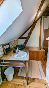 een badkamer met een wastafel en een ligbad bij Au fil du temps in Santenay