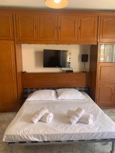 1 dormitorio con 1 cama con 2 almohadas en PWS Antibes, Provence-Alpes-Côte-d'azur, Studio, en Antibes