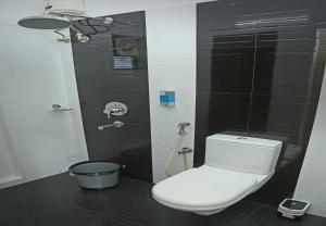 特里凡得琅的住宿－AASTHA，一间带卫生间和淋浴的浴室