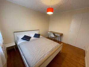 ein Schlafzimmer mit einem Bett mit zwei blauen Kissen darauf in der Unterkunft Green Gables- Old Charm 