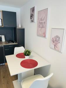 cocina con mesa blanca y alfombra roja en Prime Host Dream en Karlsruhe