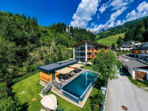 widok z lotu ptaka na dom z basenem w obiekcie Luxusapartment Müllerhaus w mieście Mühlbach am Hochkönig