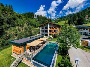 widok z lotu ptaka na dom z basenem w obiekcie Luxusapartment Müllerhaus w mieście Mühlbach am Hochkönig