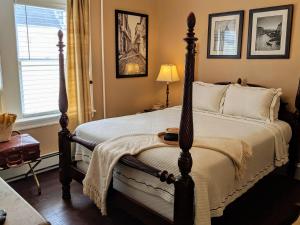 um quarto com uma cama grande e uma estrutura em madeira em Chelsea Pub and Inn em Atlantic City