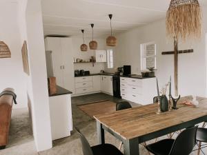 cocina con mesa de madera y sillas en Little Karoo, en Somerset East