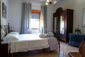 una camera con un grande letto e una finestra di Casa Vacanze Feudi 1165 a Borgo Vodice