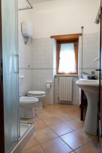 bagno con 2 servizi igienici e lavandino di Casa Vacanze Feudi 1165 a Borgo Vodice
