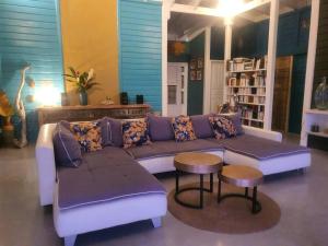 - un salon avec un canapé et une table dans l'établissement Villa Cocon Bleu , plage à pied !, à Sainte-Luce
