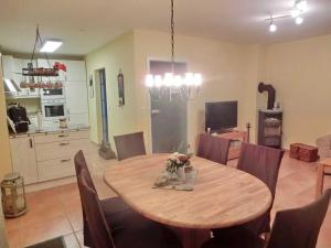 Køkken eller tekøkken på Glowe Doppelferienhaus Sonnenstrand + 13 billeder