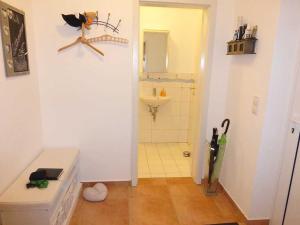 Et badeværelse på Glowe Doppelferienhaus Sonnenstrand