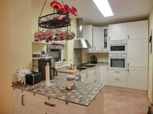 Køkken eller tekøkken på Glowe Doppelferienhaus Sonnenstrand