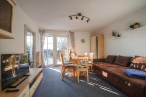 ein Wohnzimmer mit einem Sofa und einem Tisch in der Unterkunft Landferienhaus Sonnenblume in Hagen