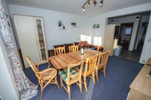 einen Holztisch und Stühle in einem Zimmer in der Unterkunft Landferienhaus Sonnenblume in Hagen