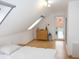 - une chambre avec un lit, une commode et une fenêtre dans l'établissement Glowe Doppelferienhaus Sonnenstrand, à Glowe
