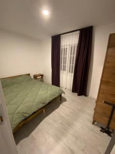 um quarto com uma cama e uma janela em CanBey Apartları em Adrasan