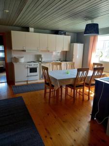 kuchnia ze stołem i krzesłami w pokoju w obiekcie Lägenhet i Mörrum. Fiske w mieście Mörrum