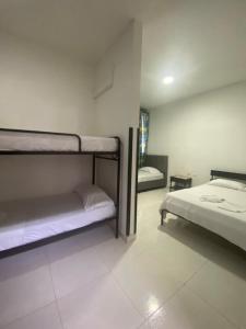 ブカラマンガにあるHotel Colonial Plazaの二段ベッド2組が備わる客室です。