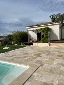 une villa avec une piscine et une maison dans l'établissement La villa Casa Vaunage, à Boissières