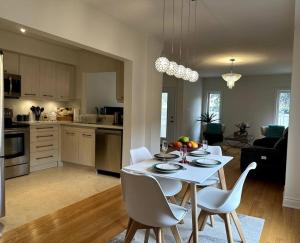 een keuken en een woonkamer met een witte tafel en stoelen bij Beautiful townhouse. in Vaughan