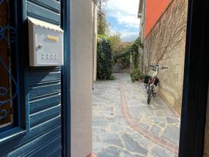 una bicicleta estacionada al lado de un edificio con una puerta en Studio Collioure, 2 pièces, 4 personnes - FR-1-309-153, en Collioure