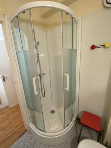 - une douche avec une enceinte en verre dans l'établissement Oscar Hôtel Le Havre Centre, au Havre