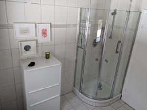 バート・ベルレブルクにあるFerienwohnung im Hambachの白いバスルーム(シャワー、シンク付)