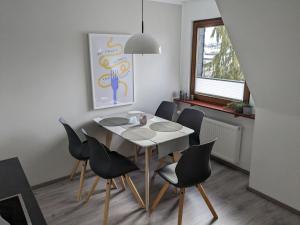 uma sala de jantar com mesa e cadeiras em Ferienwohnung im Hambach em Bad Berleburg