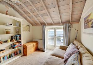 5 Seaview في لوي: غرفة معيشة مع أريكة ونافذة