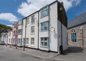 a white building on the side of a street at 5 Seaview in Looe