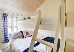 a bedroom with two bunk beds in a room at 5 Seaview in Looe