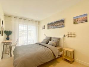 sypialnia z łóżkiem, stołem i oknem w obiekcie SEA FRONT View Top Roof Flat w Nicei