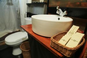 bagno con lavandino e servizi igienici di Mahoora - Wilpattu by Eco Team a Wilpattu