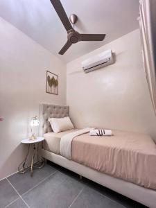 een slaapkamer met 2 bedden en een plafondventilator bij Ocean View 610 in Kuah