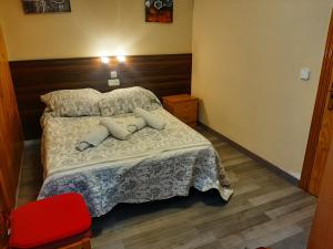 una camera con un letto con due cuscini sopra di Hostal Escarla ad Arén