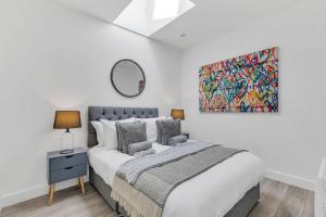 1 dormitorio con 1 cama grande y espejo en We Stay Baxter Gate 3 Bedroom Apartment en Loughborough