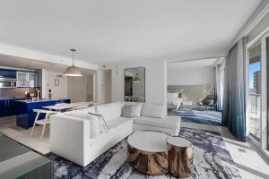 Ruang duduk di The W Hotel Beachfront Condo Oasis