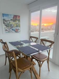 uma mesa e cadeiras num quarto com uma janela em Duplex Penthouse em Calpe