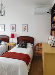 - une chambre avec 2 lits, un bureau et un lit sidx sidx sidx dans l'établissement La Turr de Mezz- Bellagio LCA, à Bellagio