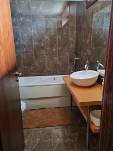 y baño con lavabo, bañera y aseo. en Villa Infinity, en Cuba