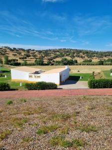 un edificio blanco y amarillo en un campo de césped en Villa Infinity, en Cuba