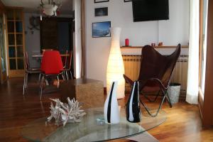 salon ze szklanym stołem, lampką i krzesłami w obiekcie Giomein appartamento sulle piste , CIR 0280 w mieście Breuil-Cervinia