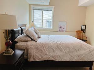sypialnia z łóżkiem i oknem w obiekcie Peaceful and Spacious Lake View w mieście West Kelowna