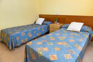 twee bedden naast elkaar in een kamer bij RVApartaments Els Salats in L'Estartit
