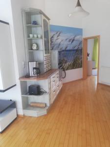 um quarto com uma cozinha com um quadro na parede em Appartement mit Terrasse 