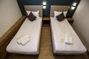 two beds in a room with towels and pillows at Mia Mia Suites in Istanbul