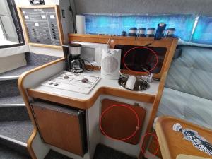 Zdjęcie z galerii obiektu Séjour insolite sur un yacht. Bateau Hôtel à quai. w La Rochelle