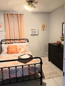 - une chambre avec un lit, une commode et un ventilateur dans l'établissement Casa Amalia Beach House, à Aguada